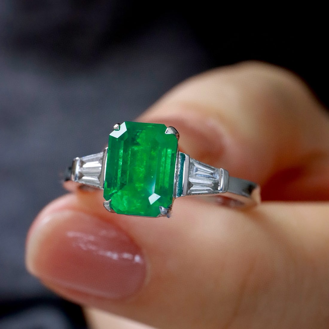 14k Gold 1.80 Ctw Vivid Green Natural Emerald & Diamond Ring: Ref:230956051 // gold content:14k gold // ring size:7. 25us // // main gemstone:emerald // shape:octagonal // carat weight:1. 64ct // color:vivid green // treatment:natural // // adjacent gemstone 2 :