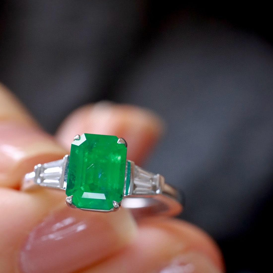 14k Gold 1.80 Ctw Vivid Green Natural Emerald & Diamond Ring - 4