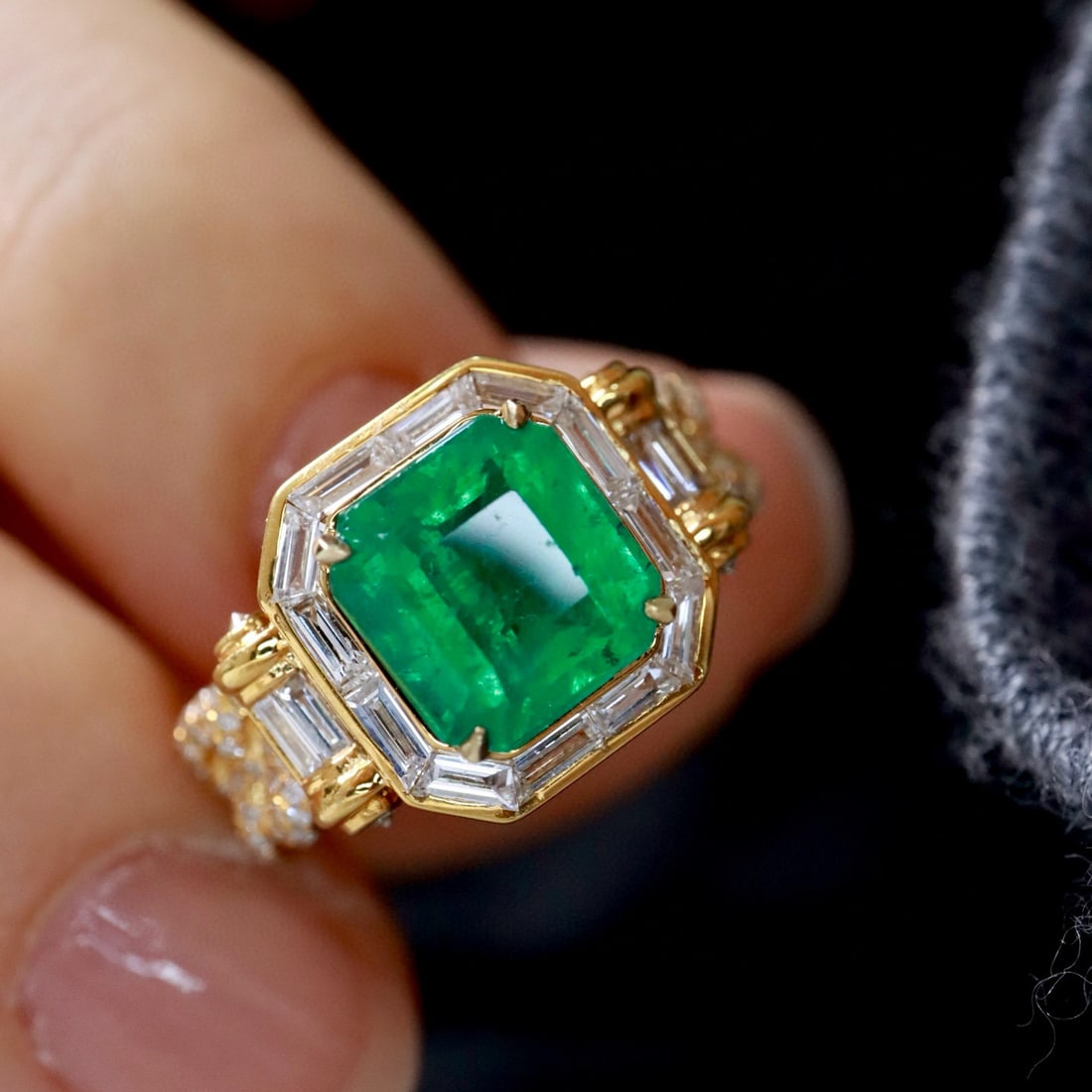 14k Gold 3.15 Ctw Vivid Green Natural Emerald & Diamond Ring - 2