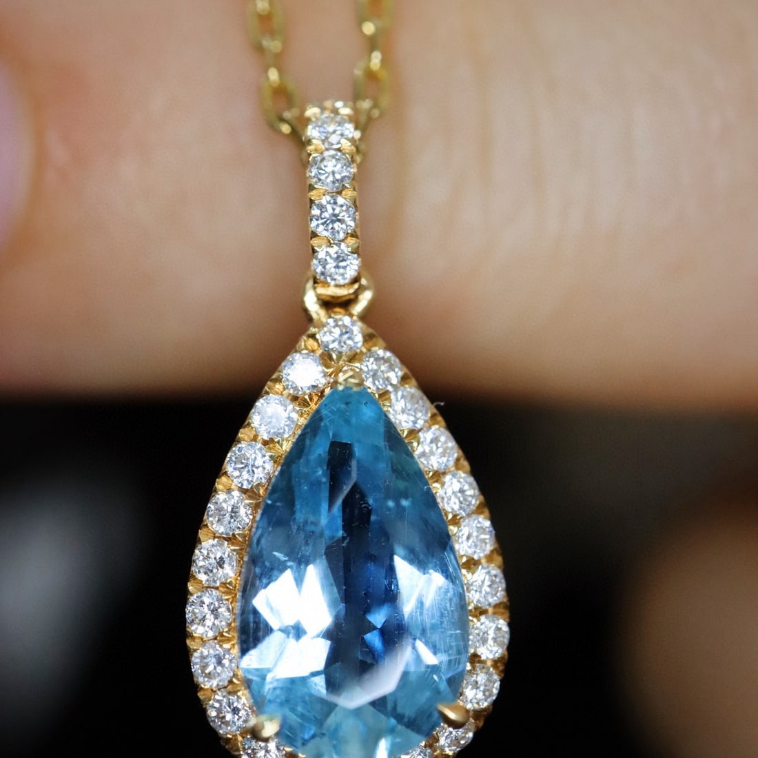 14k Gold 1.62 Ctw Natural Aquamarine & Diamond Pendant( Without Chain ): Ref:230956061 // gold content:14k gold // main gemstone:aquamarine // shape:pear // carat weight:1. 35ct // color:santa maria color // treatment:natural // // adjacent gemstone 2 : diamond // shape:ro