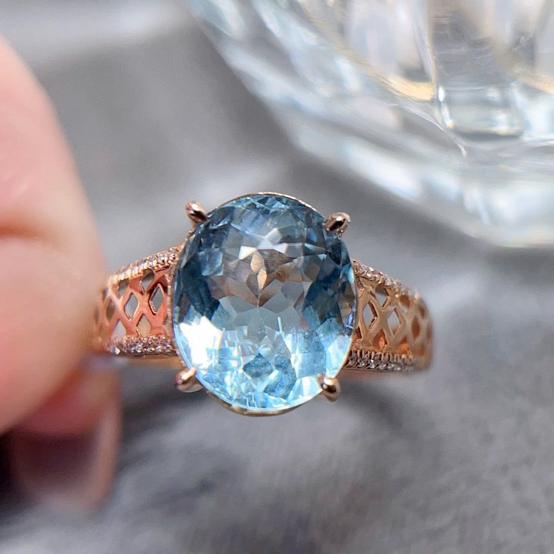 14k Gold 2.8 Ctw Natural Aquamarine & Diamond Ring: Ref:230956077 // gold content:14k gold // ring size:7. 25us // // main gemstone:aquamarine // shape:oval // carat weight:2. 5ct // color:blue // treatment:natural // // adjacent gemstone 2 :