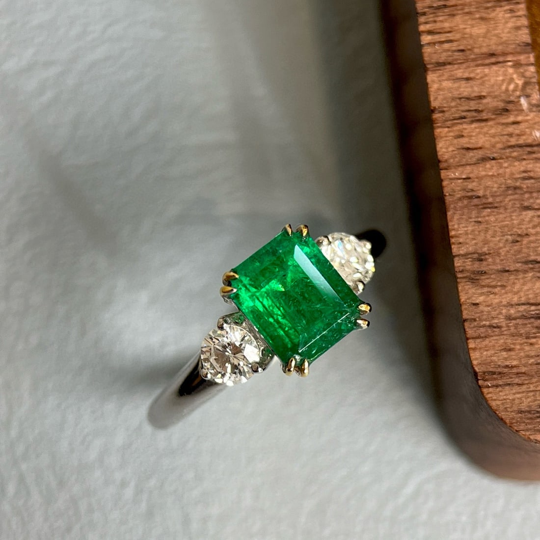 14k Gold 1.81 Ctw Vivid Green Natural Emerald & Diamond Ring: Ref:230956098 // gold content:14k gold // ring size:7. 25us // // main gemstone:emerald // shape:octagonal // carat weight:1. 41ct // color:vivid green // treatment:natural // // adjacent gemstone 2 :
