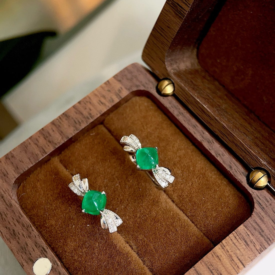 14k Gold 1.52 Ctw Natural Emerald & Diamond Earrings: Ref:230956115 // gold content:14k gold // main gemstone:emerald // shape:suger-loaf // carat weight:1. 47ct // color:green // treatment:natural // // adjacent gemstone 2 : diamond // shape:round // ca