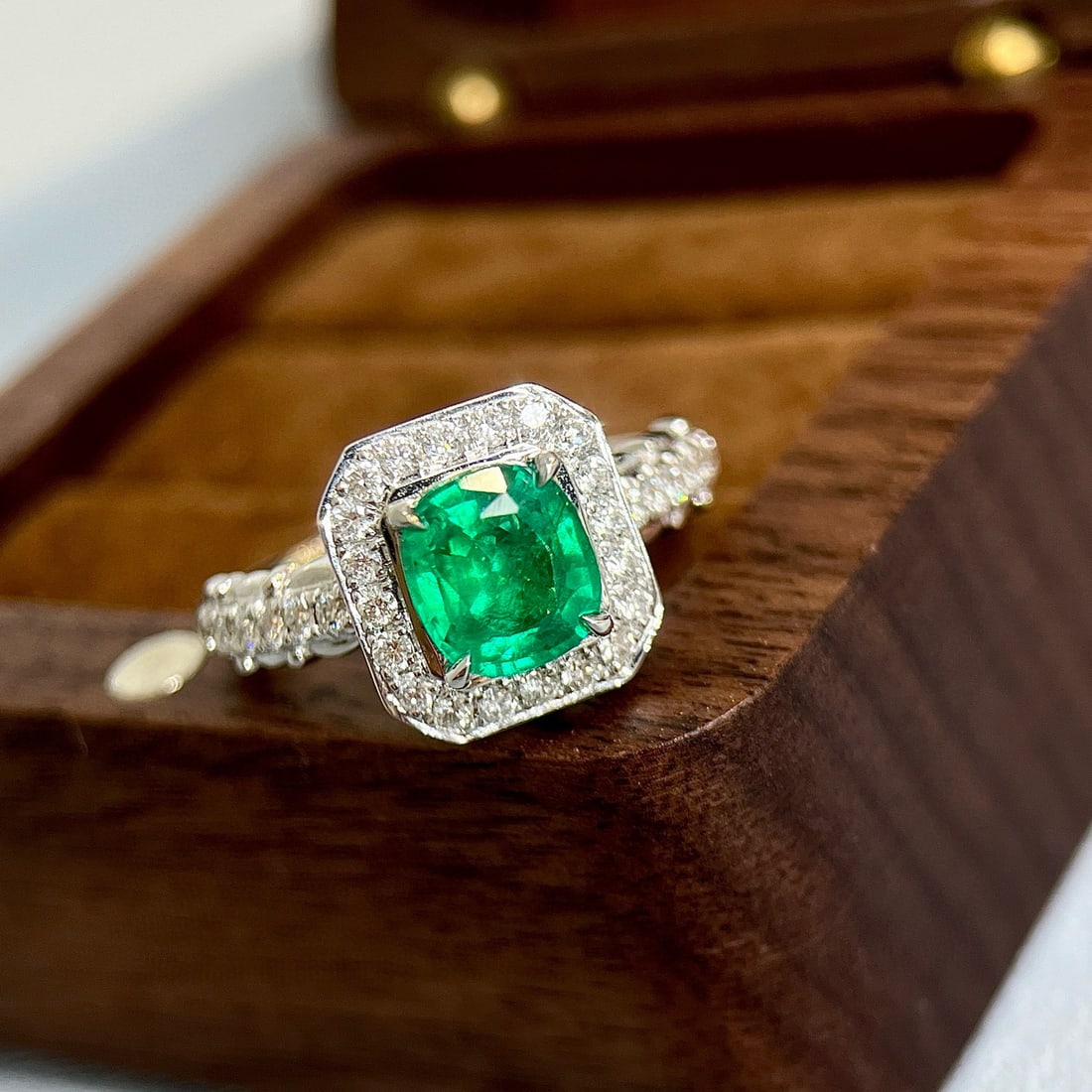 14k Gold 1.57 Ctw Vivid Green Natural Emerald & Diamond Ring - 2