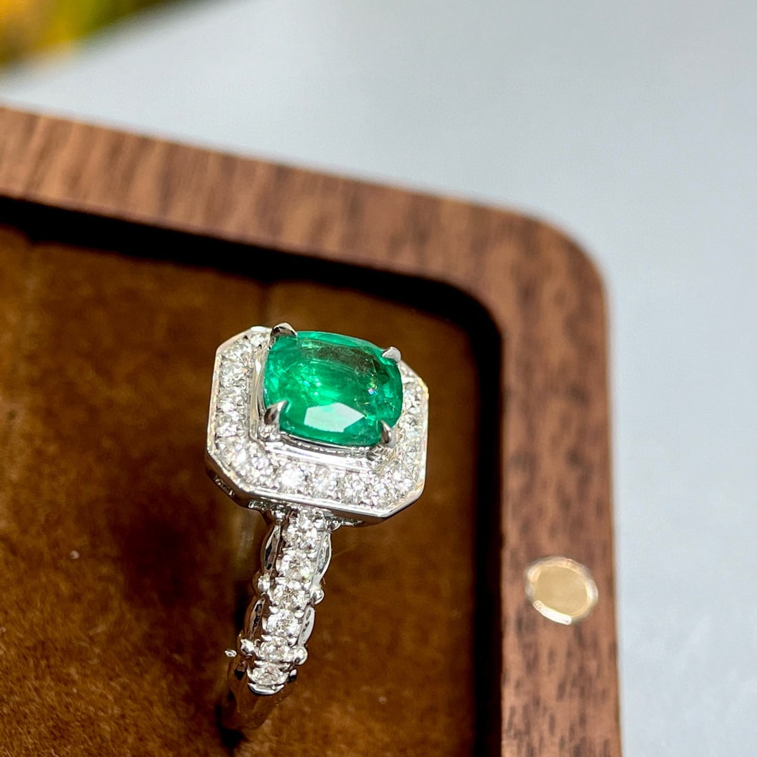 14k Gold 1.57 Ctw Vivid Green Natural Emerald & Diamond Ring - 3