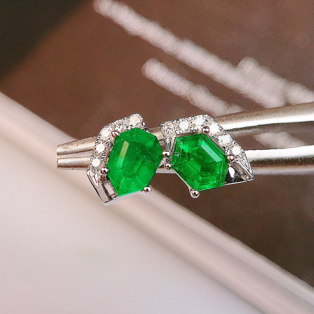 14k Gold 0.61 Ctw Vivid Green Natural Emerald & Diamond Earrings: Ref:230956149 // gold content:14k gold // main gemstone:emerald // shape:other // carat weight:0. 56ct // color:vivid green // treatment:natural // // adjacent gemstone 2 : diamond // shape:round // c