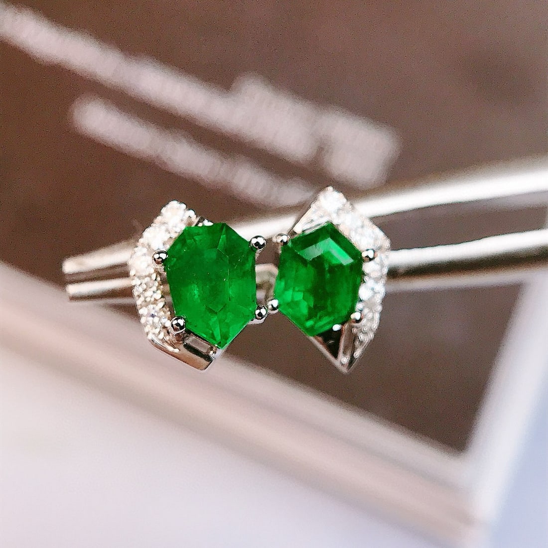 14k Gold 0.61 Ctw Vivid Green Natural Emerald & Diamond Earrings - 2