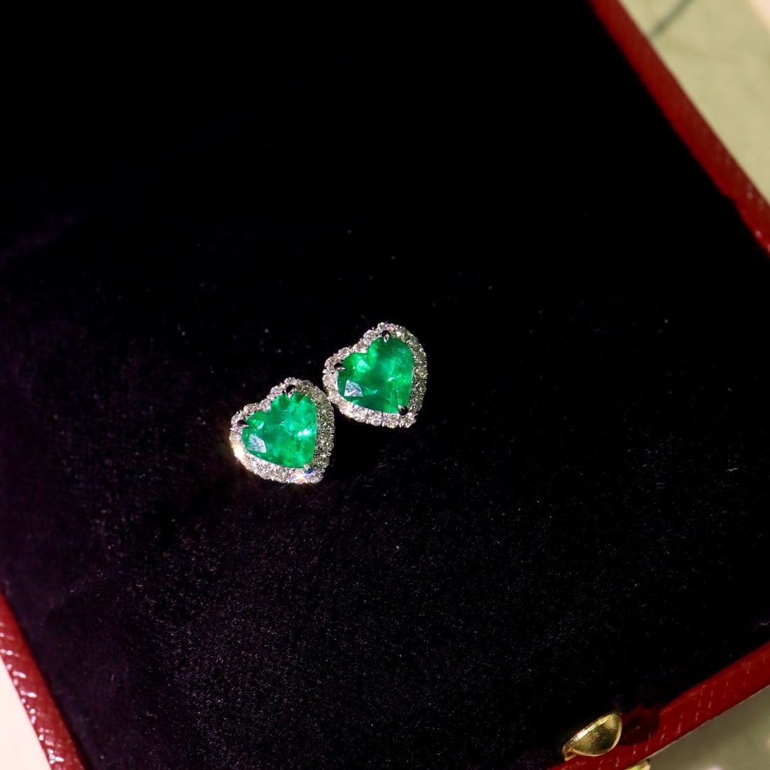 14k Gold 1.29 Ctw Vivid Green Natural Emerald & Diamond Earrings: Ref:230956164 // gold content:14k gold // main gemstone:emerald // shape:heart // carat weight:1. 08ct // color:vivid green // treatment:natural // // adjacent gemstone 2 : diamond // shape:round // c