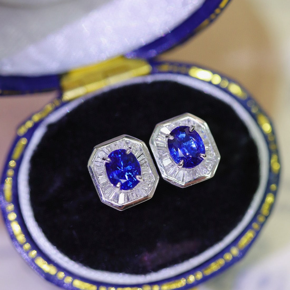 14k Gold 0.79 Ct Vivid Blue Natural Sapphire & Diamond Earrings: Ref:230956165 // gold content:14k gold // main gemstone:sapphire // shape:oval // carat weight:0. 79ct // color:vivid blue // treatment:natural // // adjacent gemstone 2 : diamond // shape:baguette