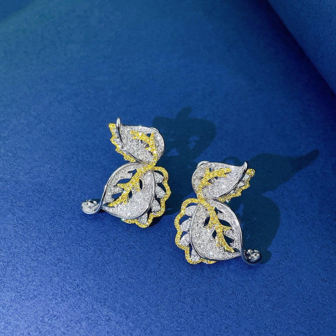 14k Gold 2.70 Ctw Natural Yellow Diamond & Diamond Earrings: Ref:230956200 // gold content:14k gold // main gemstone:yellow diamond // shape:round // carat weight:0. 44ct // color:yellow // treatment:natural // cut grade:g // // adjacent gemstone 2 : diamond