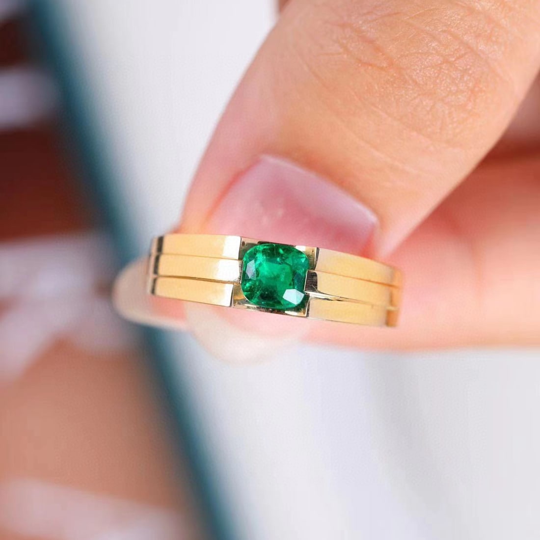 14k Gold 0.5 Ct Vivid Green Natural Emerald Ring: Ref:230956236 // gold content:14k gold // ring size:7. 25us // // main gemstone:emerald // shape:cushion // carat weight:0. 5ct // color:vivid green // treatment:natural // Condition: New Low Estimat