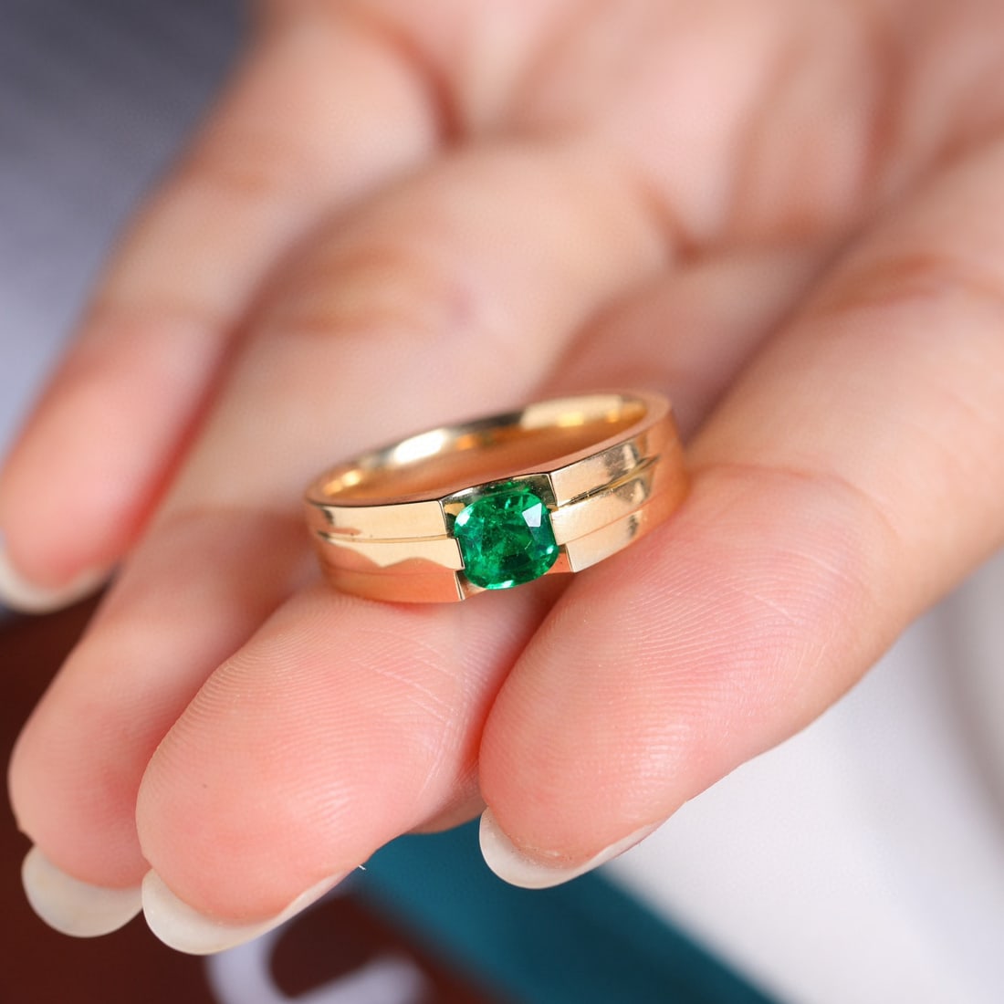 14k Gold 0.5 Ct Vivid Green Natural Emerald Ring - 2