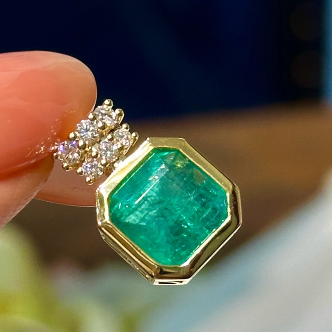 14k Gold 3.92 Ctw Natural Emerald & Diamond Pendant( Without Chain ): Ref:230956255 // gold content:14k gold // main gemstone:emerald // shape:octagonal // carat weight:3. 74ct // color:green // treatment:natural // // adjacent gemstone 2 : diamond // shape:round // car