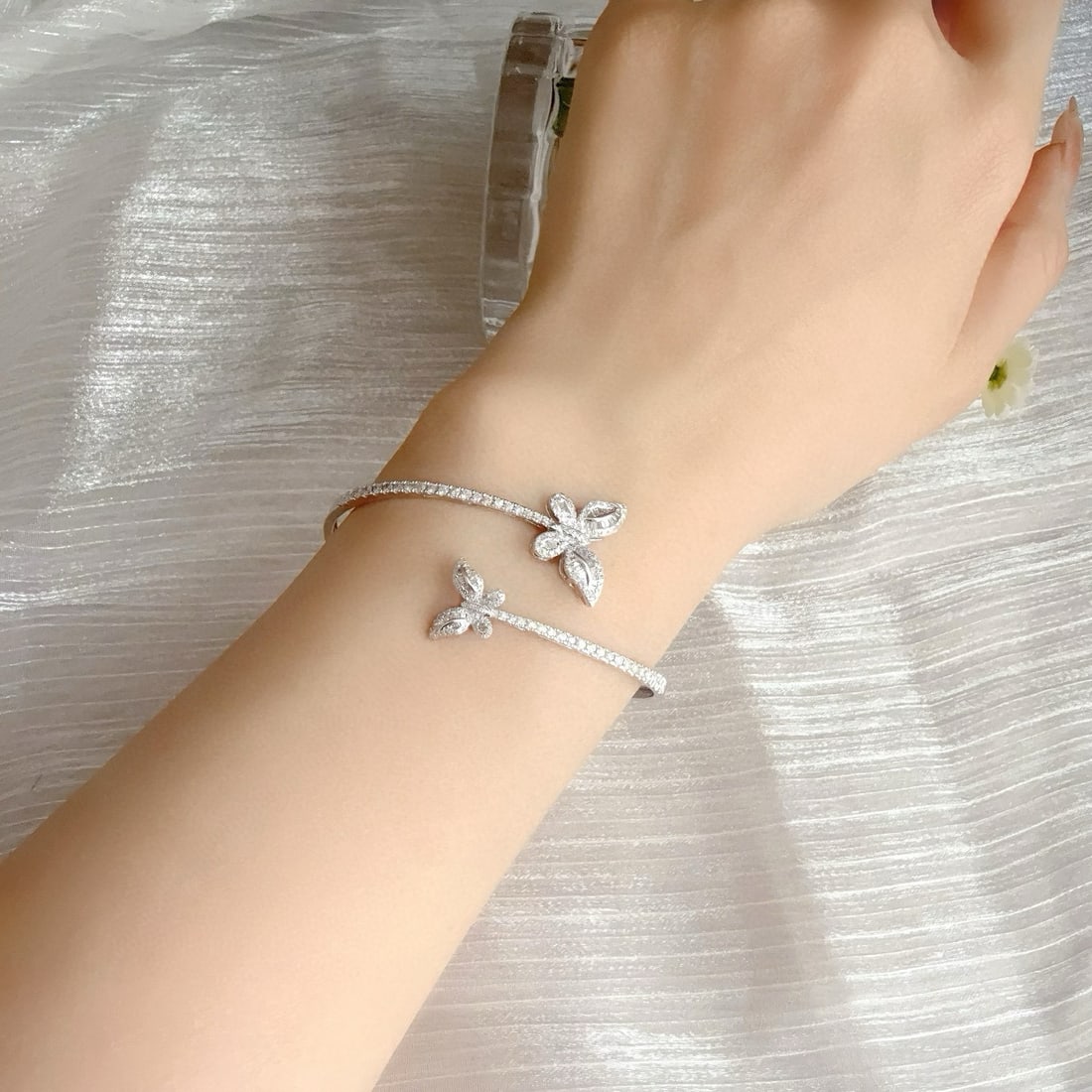 14k Gold 1.4 Ct Natural H Diamond Bangle - 6