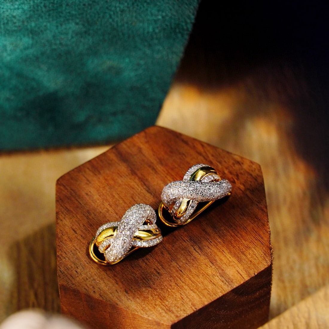 14k Gold 0.9 Ct Natural H Diamond Earrings: Ref:230956300 // gold content:14k gold // main gemstone:diamond // shape:round // carat weight:0. 9ct // clarity grade:vs-si // color:h // treatment:natural // cut grade:g // Condition: NewLow