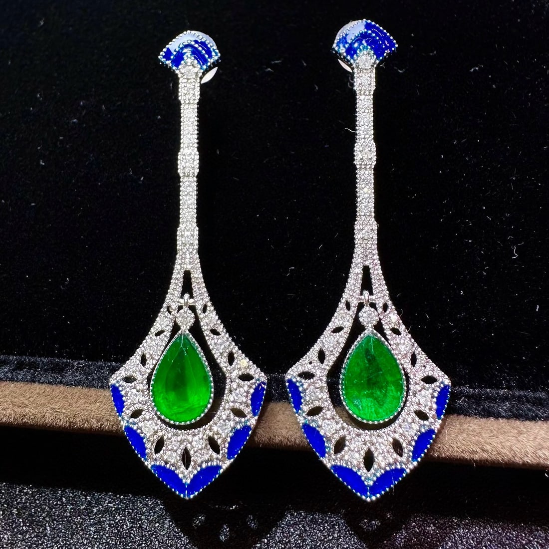 14k Gold 2.08 Ctw Vivid Green Natural Emerald & Diamond Earrings: Ref:230956320 // gold content:14k gold // main gemstone:emerald // shape:pear // carat weight:1. 69ct // color:vivid green // treatment:natural // // adjacent gemstone 2 : diamond // shape:round //