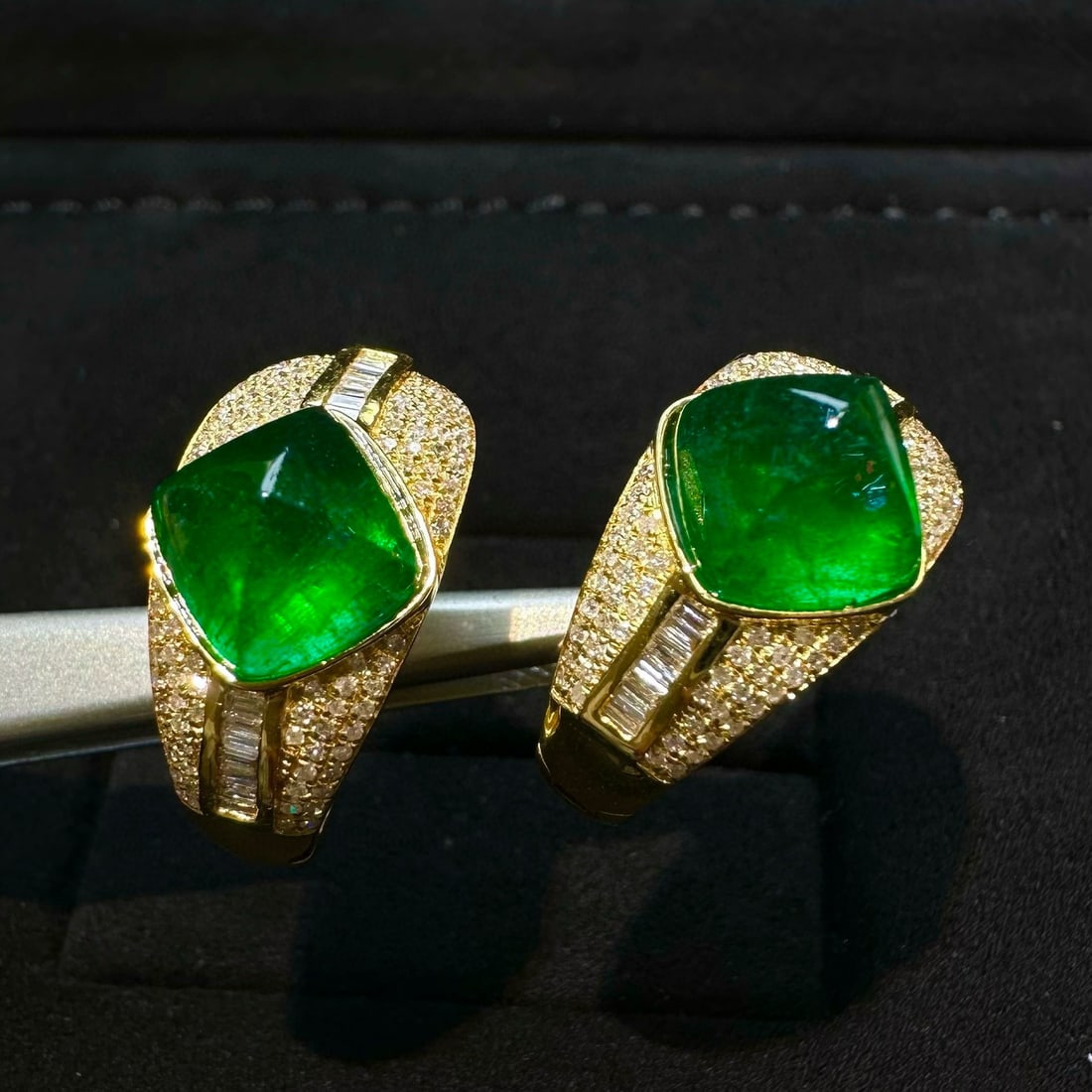 14k Gold 6.45 Ct Vivid Green Natural Emerald & Diamond Earrings: Ref:230956327 // gold content:14k gold // main gemstone:emerald // shape:suger-loaf // carat weight:6. 45ct // color:vivid green // treatment:natural // // adjacent gemstone 2 : diamond //