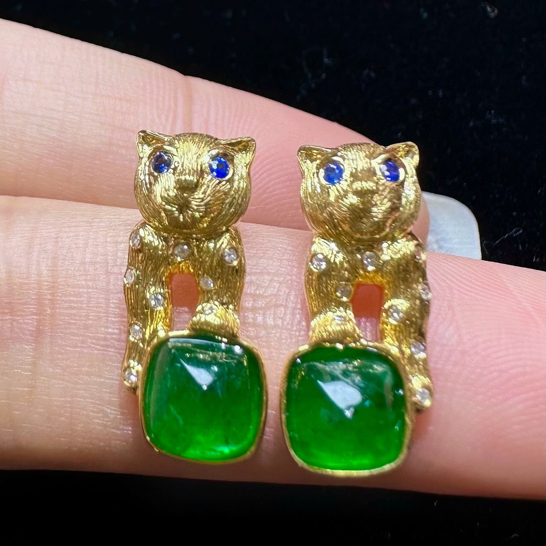 14k Gold 2.27 Ct Vivid Green Natural Emerald & Diamond & Sapphire Earrings: Ref:230956338 // gold content:14k gold // main gemstone:emerald // shape:suger-loaf // carat weight:2. 27ct // color:vivid green // treatment:natural // // adjacent gemstone 2 : diamond //