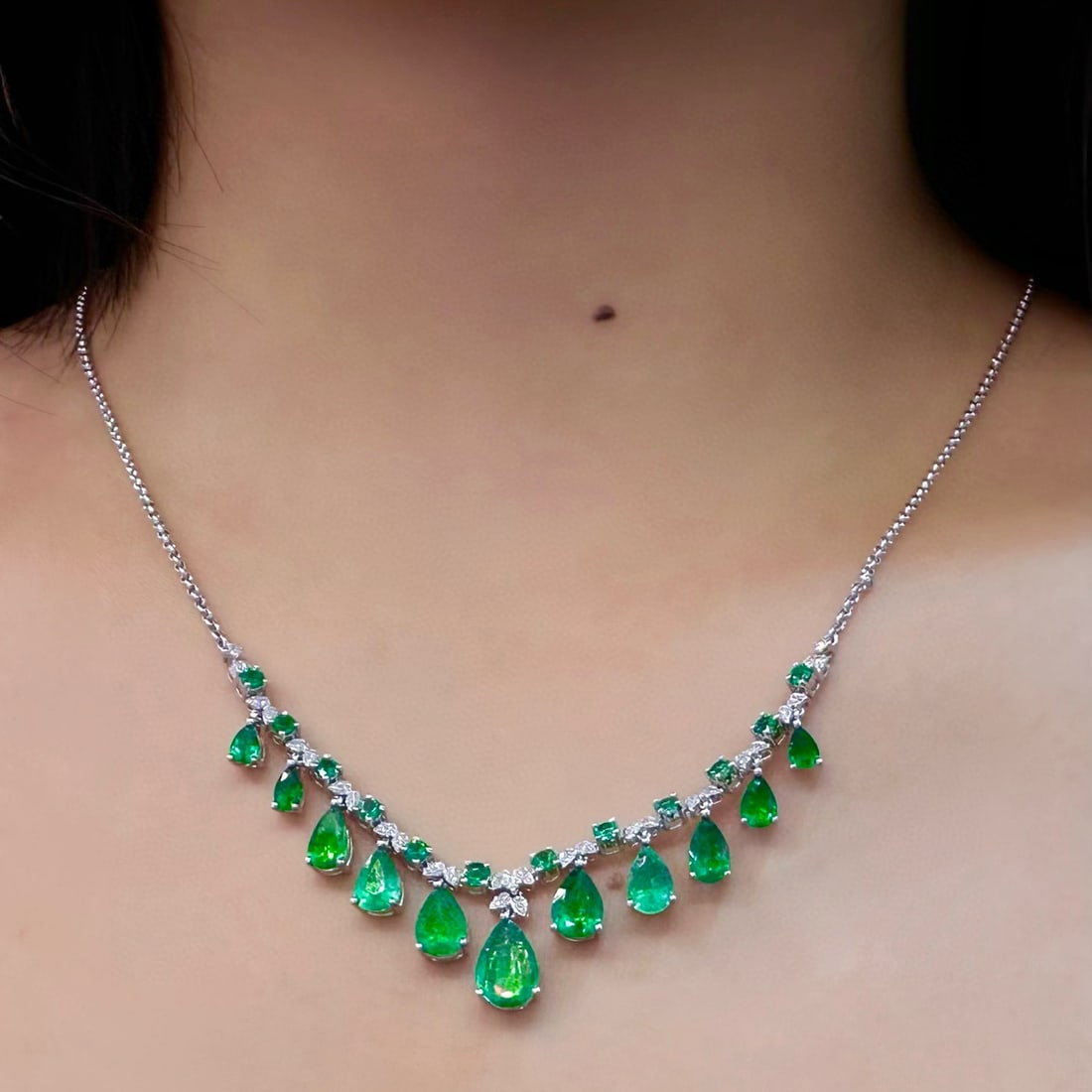 14k Gold 5.79 Ctw Vivid Green Natural Emerald & Diamond Necklace - 4