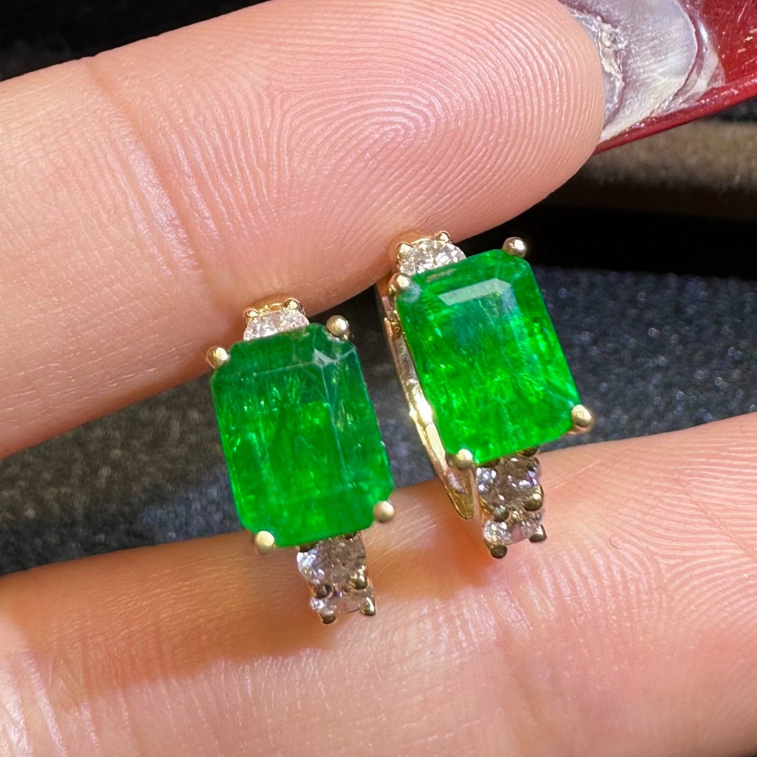 14k Gold 2.59 Ctw Vivid Green Natural Emerald & Diamond Earrings: Ref:230956345 // gold content:14k gold // main gemstone:emerald // shape:octagonal // carat weight:2. 18ct // color:vivid green // treatment:natural // // adjacent gemstone 2 : diamond // shape:round