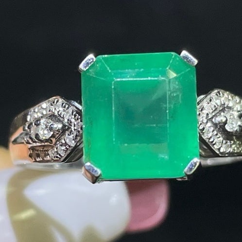 14k Gold 3.6 Ct Natural Emerald & Diamond Ring: Ref:230956379 // gold content:14k gold // ring size:7. 25us // // main gemstone:emerald // shape:octagonal // carat weight:3. 6ct // color:green // treatment:natural // // adjacent gemstone 2 : diamon