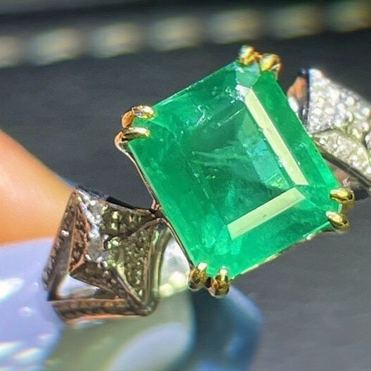 14k Gold 4.5 Ct Natural Emerald & Diamond Ring: Ref:230956380 // gold content:14k gold // ring size:7. 25us // // main gemstone:emerald // shape:octagonal // carat weight:4. 5ct // color:green // treatment:natural // // adjacent gemstone 2 :