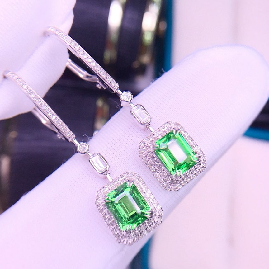 14k Gold 2.5 Ct Natural Tsavorite & Diamond Earrings: Ref:230956393 // gold content:14k gold // main gemstone:tsavorite // shape:octagonal // carat weight:2. 5ct // color:green // treatment:natural // // adjacent gemstone 2 : diamond // shape:round //