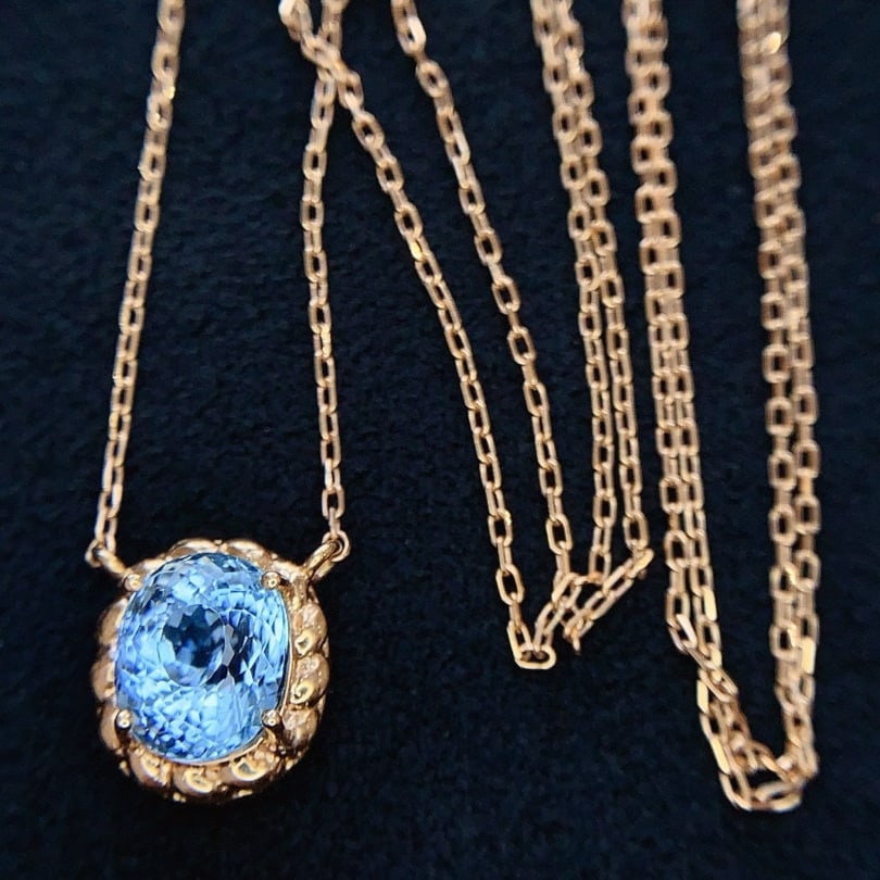 14k Gold 1.8 Ct Natural Aquamarine Necklace: Ref:230956401 // gold content:14k gold // main gemstone:aquamarine // shape:oval // carat weight:1. 8ct // color:blue // treatment:natural // Condition: NewLow Estimate: 2200.00High Estimate: 3300.00