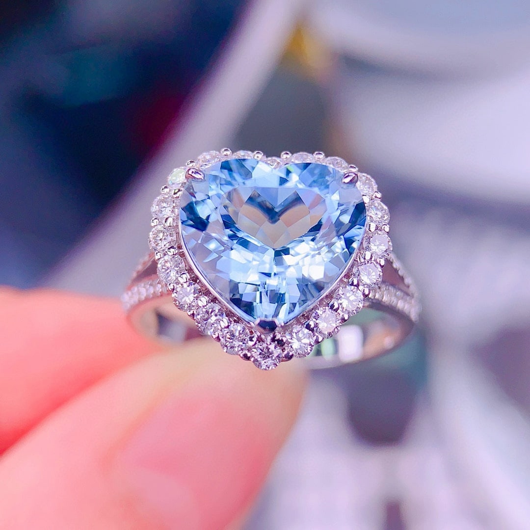 14k Gold 3.3 Ct Natural Aquamarine & Diamond Ring: Ref:230956406 // gold content:14k gold // ring size:7. 25us // // main gemstone:aquamarine // shape:heart // carat weight:3. 3ct // color:blue // treatment:natural // // adjacent gemstone 2 : diamond