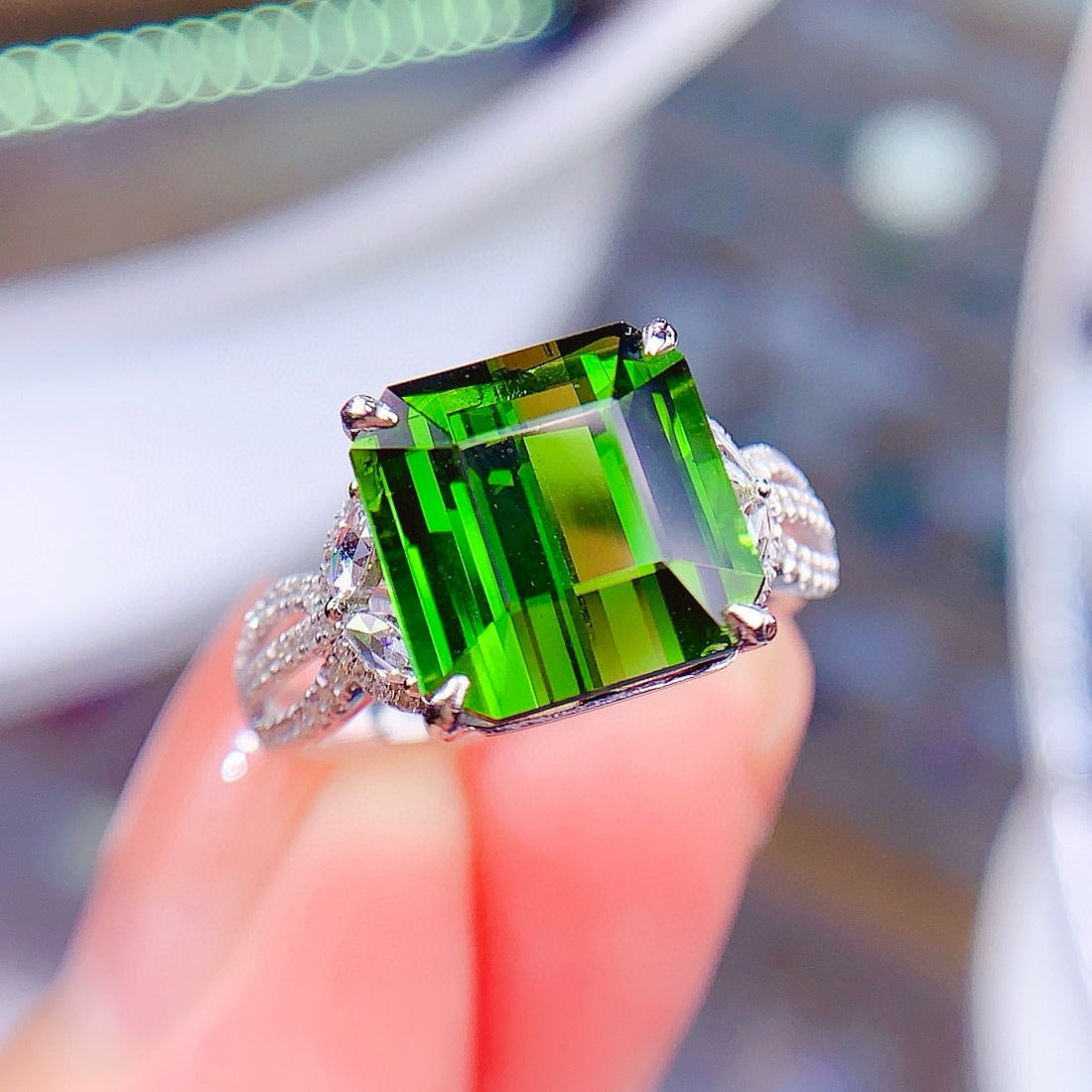 14k Gold 6.19 Ctw Natural Tourmaline & Diamond Ring: Ref:230956407 // gold content:14k gold // ring size:7. 25us // // main gemstone:tourmaline // shape:octagonal // carat weight:5. 9ct // color:green // treatment:natural // // adjacent gemstone 2 : dia