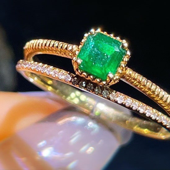 14k Gold 0.61 Ct Vivid Green Natural Emerald & Diamond Ring: Ref:230956414 // gold content:14k gold // ring size:7. 25us // // main gemstone:emerald // shape:octagonal // carat weight:0. 61ct // color:vivid green // treatment:natural // // adjacent gemstone