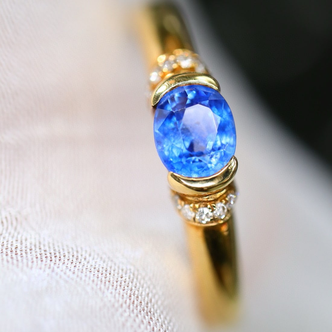 14k Gold 0.56 Ctw Natural Sapphire & Diamond Ring: Ref:230957015 // gold content:14k gold // ring size:7. 25us // // main gemstone:sapphire // shape:oval // carat weight:0. 5ct // color:blue // treatment:natural // // adjacent gemstone 2 : diamond //