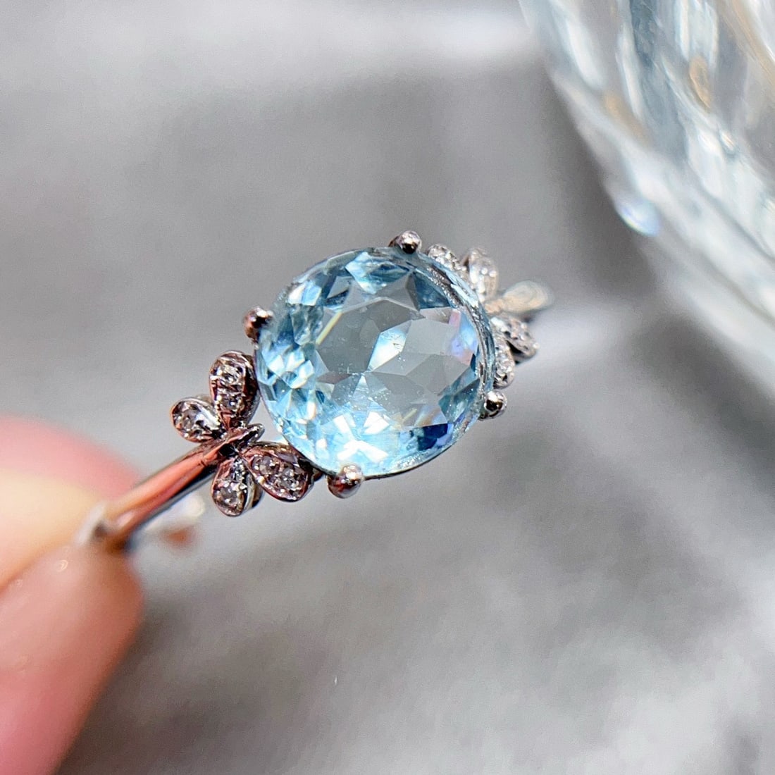 14k Gold 1.2 Ct Natural Aquamarine & Diamond Ring: Ref:230957020 // gold content:14k gold // ring size:7. 25us // // main gemstone:aquamarine // shape:oval // carat weight:1. 2ct // color:blue // treatment:natural // // adjacent gemstone 2 :