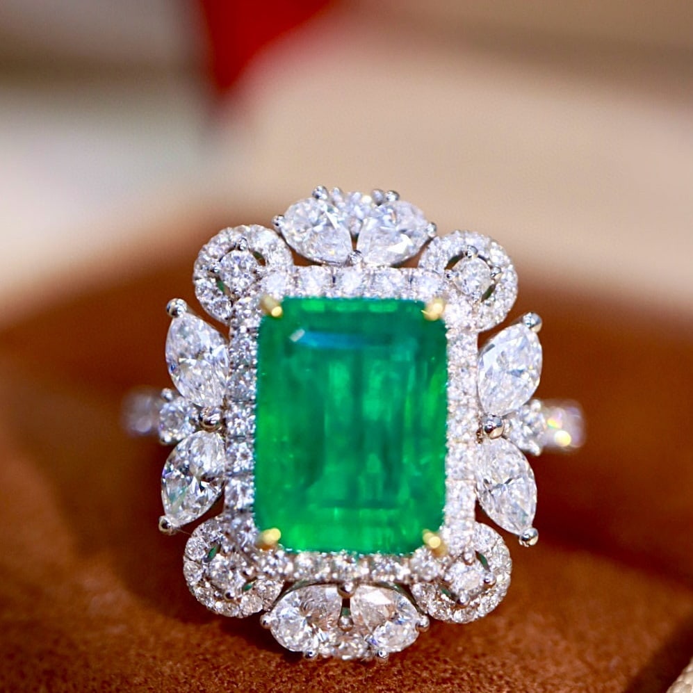 14k Gold 3.73 Ctw Vivid Green Natural Emerald & Diamond Ring: Ref:230957029 // gold content:14k gold // ring size:7. 25us // // main gemstone:emerald // shape:octagonal // carat weight:2. 52ct // color:vivid green // treatment:natural // // adjacent gemstone 2 :