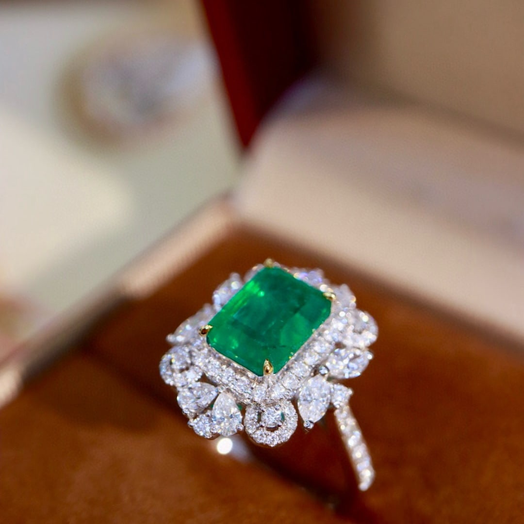 14k Gold 3.73 Ctw Vivid Green Natural Emerald & Diamond Ring - 2