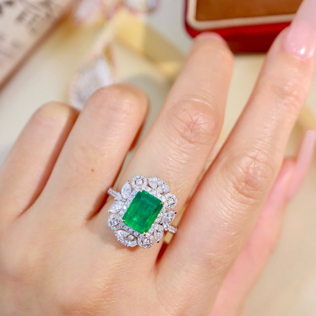 14k Gold 3.73 Ctw Vivid Green Natural Emerald & Diamond Ring - 4