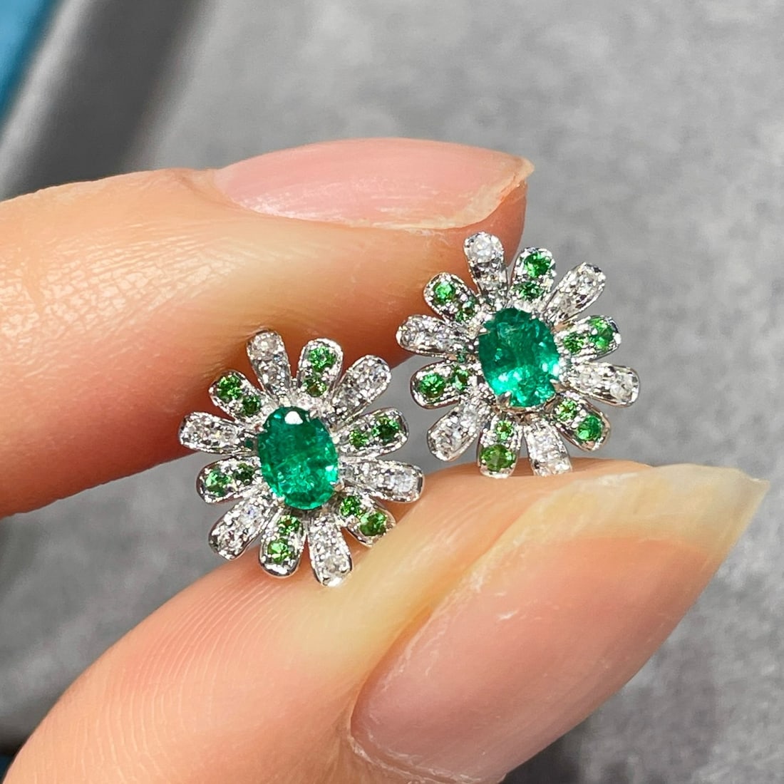 14k Gold 0.3 Ct Natural Emerald & Diamond Earrings - 6