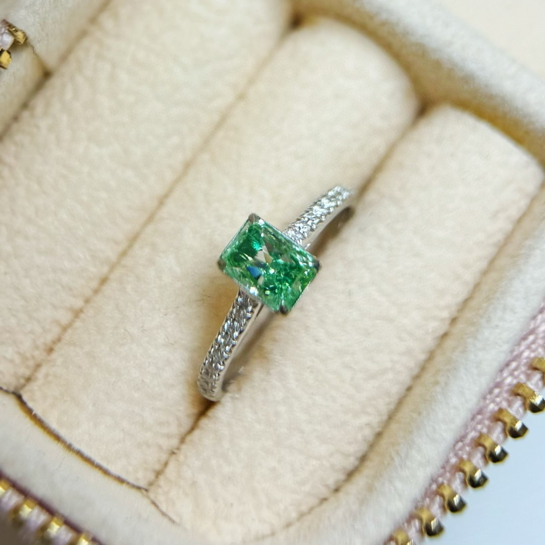 14k Gold 0.91 Ctw Natural Green Diamond & Diamond Ring: Ref:230957042 // gold content:14k gold // ring size:7. 25us // // main gemstone:green diamond // shape:cushion // carat weight:0. 76ct // color:green // treatment:natural // // adjacent gemstone 2 : d