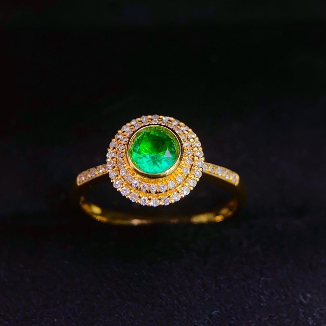14k Gold 0.45 Ct Vivid Green Natural Emerald & Diamond Ring: Ref:230957045 // gold content:14k gold // ring size:7. 25us // // main gemstone:emerald // shape:round // carat weight:0. 45ct // color:vivid green // treatment:natural // cut grade:g // //