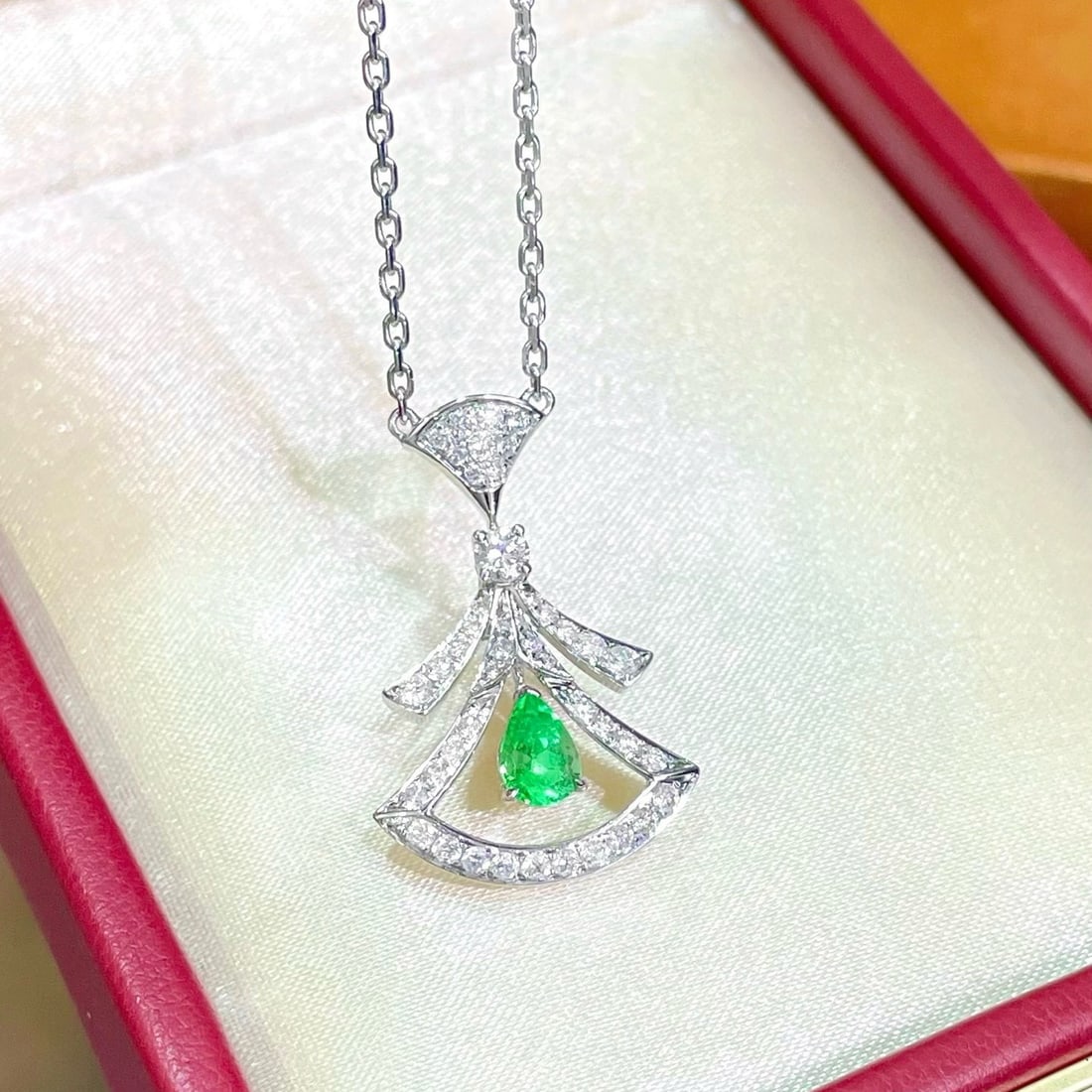 14k Gold 1.09 Ctw Natural Emerald & Diamond Necklace: Ref:230957061 // gold content:14k gold // main gemstone:emerald // shape:pear // carat weight:0. 47ct // color:green // treatment:natural // // adjacent gemstone 2 : diamond // shape:round // carat we