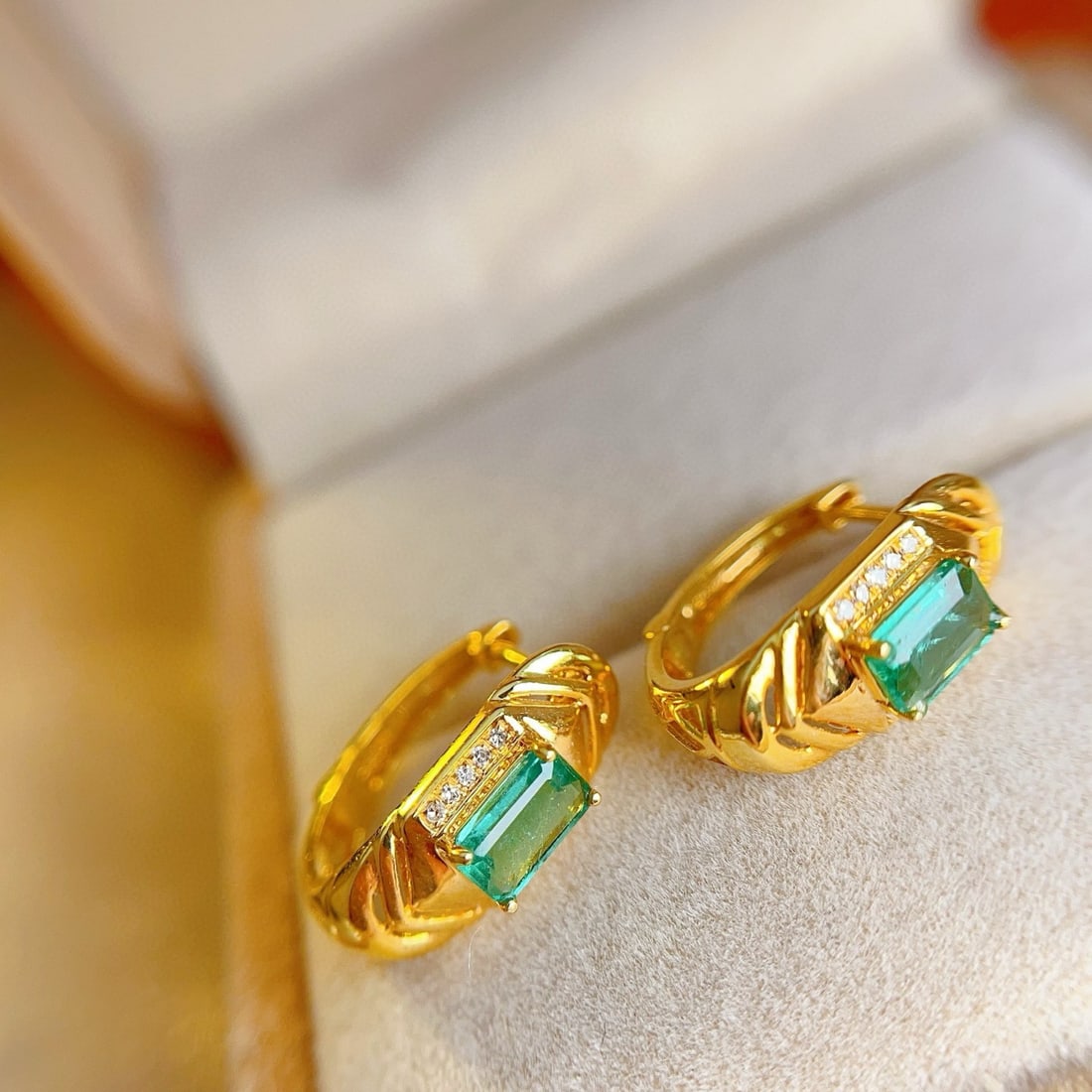 14k Gold 0.80 Ct Natural Emerald & Diamond Earrings - 2