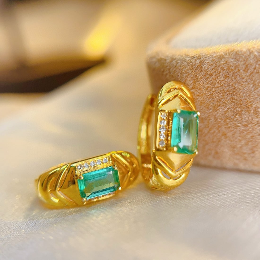 14k Gold 0.80 Ct Natural Emerald & Diamond Earrings - 6