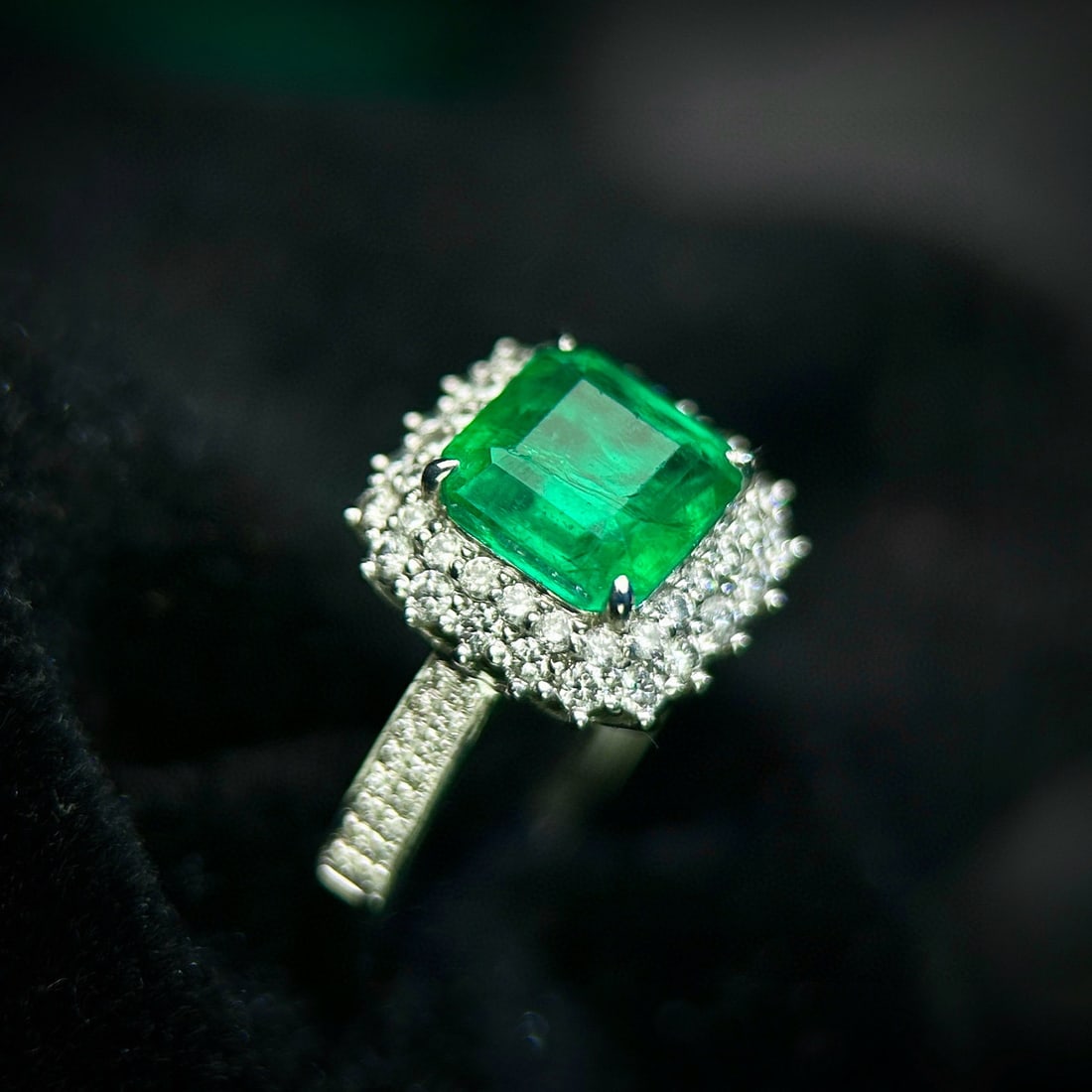 14k Gold 2.62 Ctw Vivid Green Natural Emerald & Diamond Ring - 2