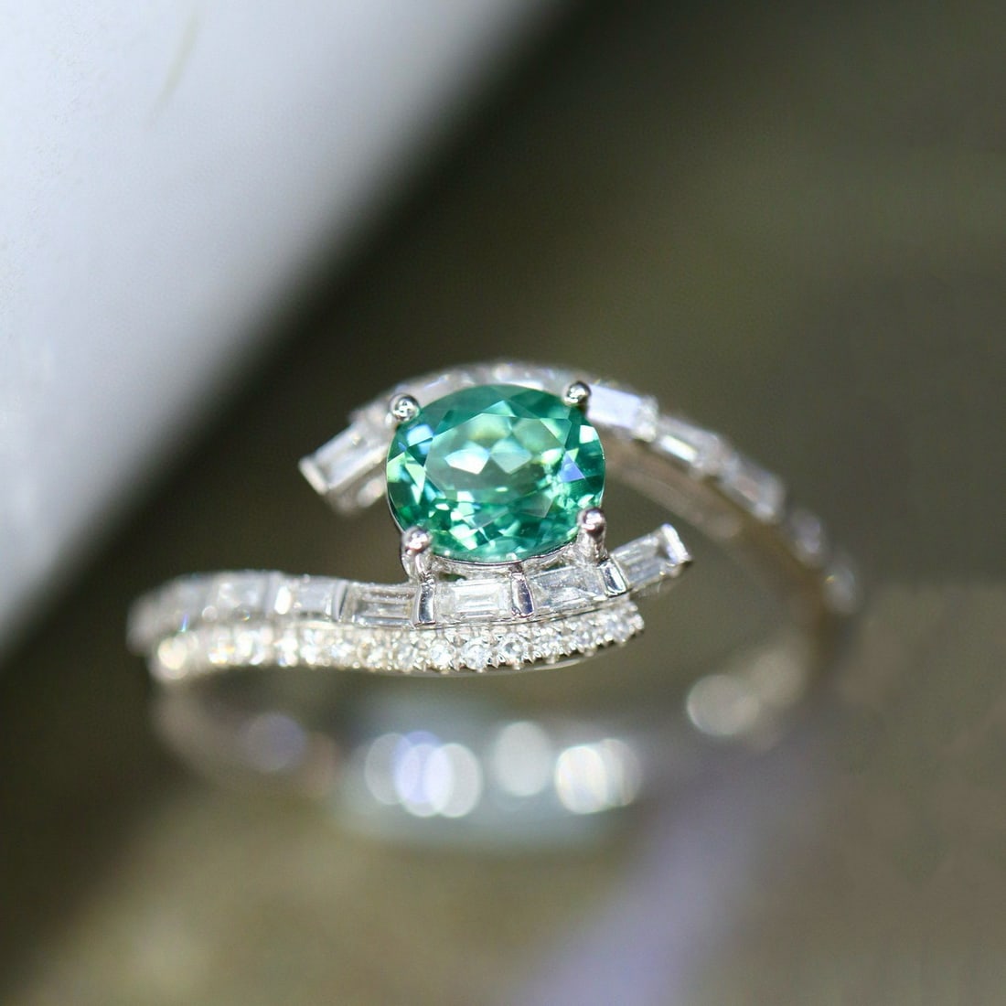 14k Gold 0.90 Ctw Natural Paraiba Tourmaline & Diamond Ring - 2