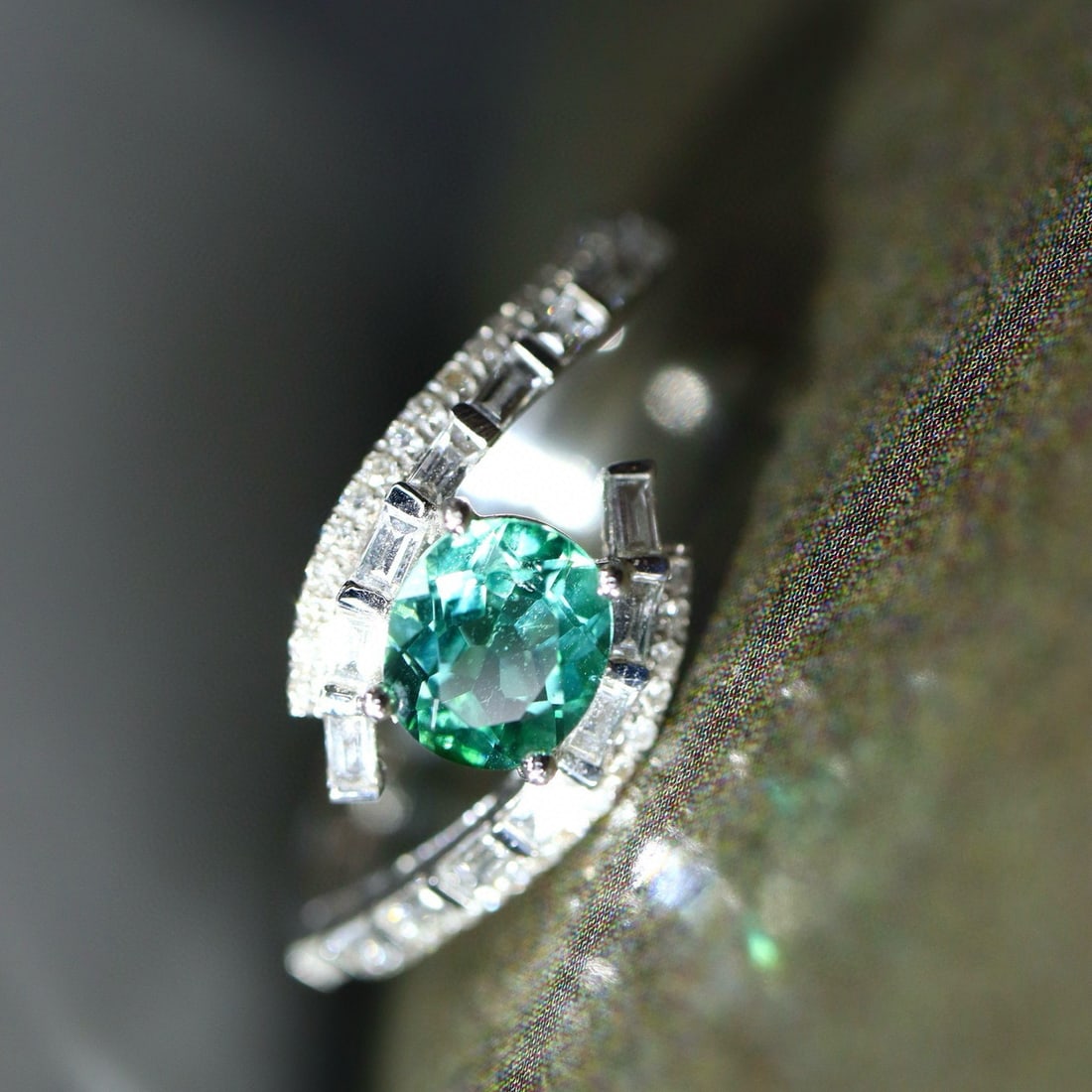 14k Gold 0.90 Ctw Natural Paraiba Tourmaline & Diamond Ring - 5