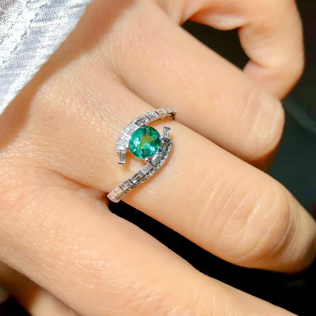 14k Gold 0.90 Ctw Natural Paraiba Tourmaline & Diamond Ring - 6