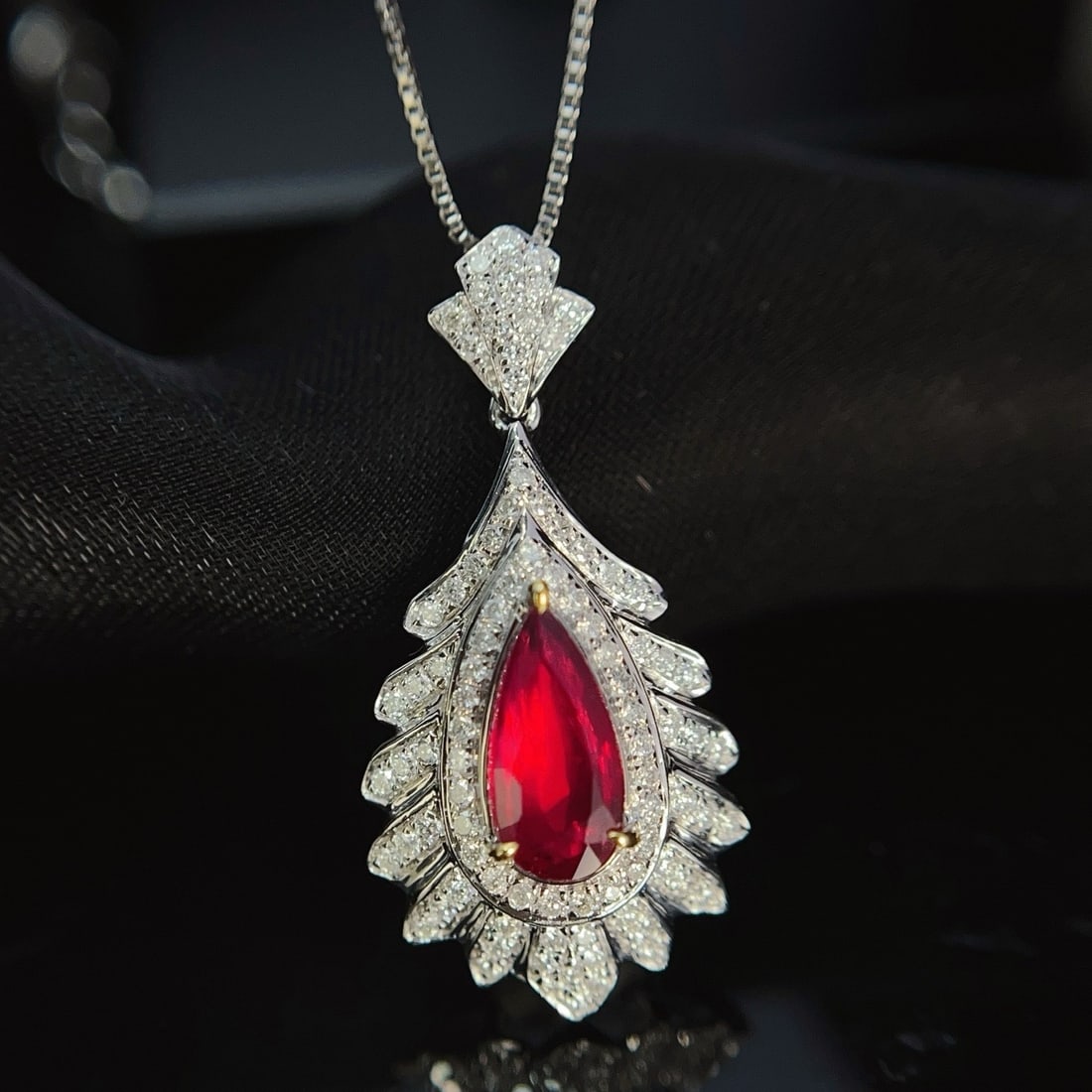 14k Gold 1.41 Ctw Natural Ruby & Diamond Pendant( Without Chain ): Ref:230957122 // gold content:14k gold // main gemstone:ruby // shape:pear // carat weight:1. 03ct // color:pigeonblood red // treatment:natural // // adjacent gemstone 2 : diamond // shape:round // c