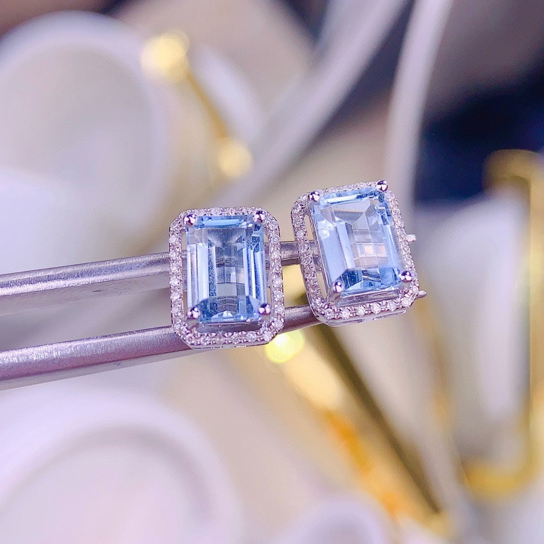 14k Gold 2.8 Ct Natural Aquamarine & Diamond Earrings: Ref:230957139 // gold content:14k gold // main gemstone:aquamarine // shape:octagonal // carat weight:2. 8ct // color:blue // treatment:natural // // adjacent gemstone 2 : diamond // shape:round // cl