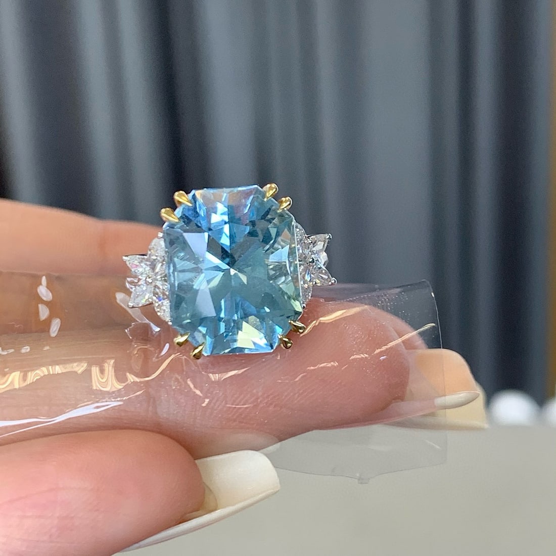 14k Gold 9.93 Ctw Natural Aquamarine & Diamond Ring: Ref:230957149 // gold content:14k gold // ring size:7. 25us // // main gemstone:aquamarine // shape:octagonal // carat weight:9. 15ct // color:santa maria color // treatment:natural // // adjacent gem