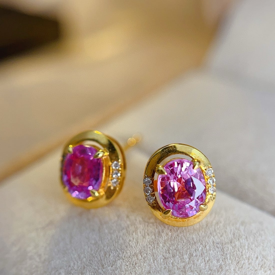 14k Gold 1.00 Ct Natural Padparadscha Sapphire & Diamond Earrings: Ref:230957168 // gold content:14k gold // main gemstone:padparadscha sapphire // shape:oval // carat weight:1. 00ct // color:orangish pink // treatment:natural // // adjacent gemstone 2 : diamond